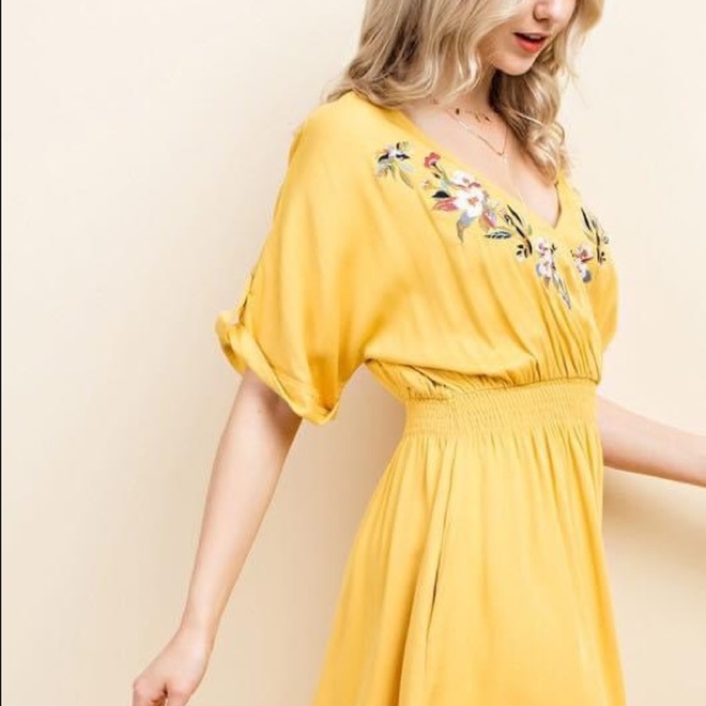 💛Hand Embroidered Dress - Picture 2 of 6